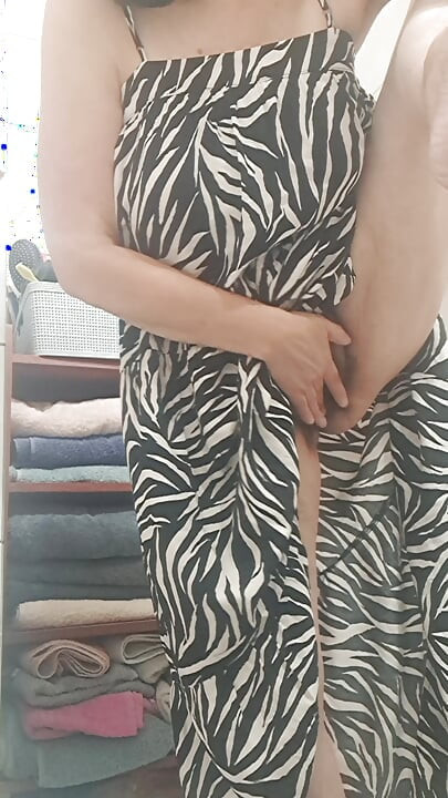 Di bilik air menunjukkan apa yang ada di bawah pakaiannya kepada kekasih mudanya pada kamera