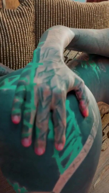 Si rambut coklat bertumit tinggi ternganga besar, pancutan muka, dubur | Klip 1