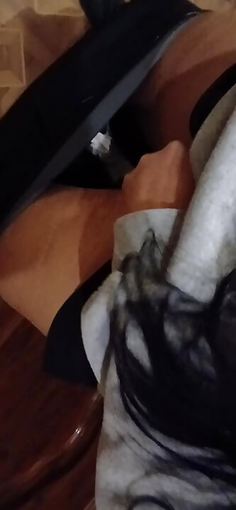 Ci siamo masturbati rischiosamente nel corridoio dell'università