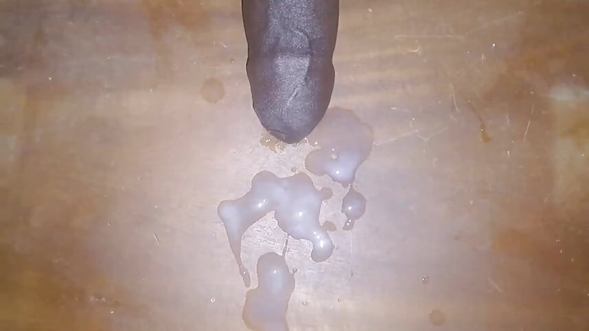 精液で重い大きな黒いペニス。