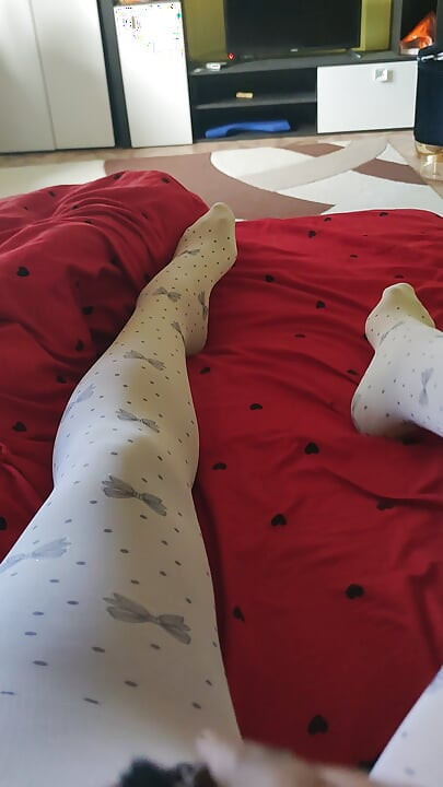 Lijepa masturbacija u tinejdžerskim najlonkama