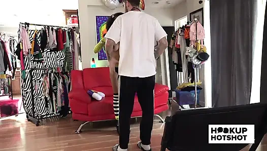 BTS - das kurvige schätzchen Ariana Aimes wird hinter den kulissen geheckt und ausgezogen!