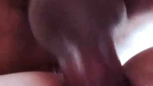 Betrügende ehefrau, interracial sex endet in einem creampie - Nahaufnahme