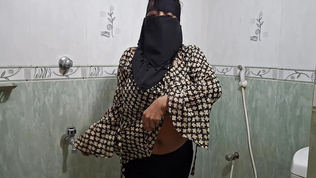 デシの妻が一人で家にいるとき、彼女はトイレに行き、手で自分の膣液を取り出します。