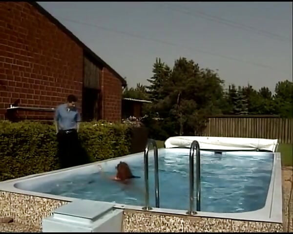 Această doamnă elegantă din Germania a fost futută la o petrecere la piscină