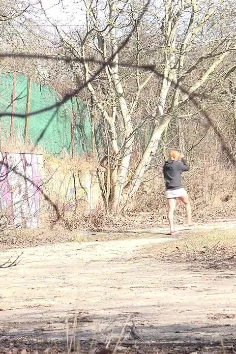 Stojąc na przedmieściach przez Got2Pee, gdzie dziewczyny przychodzą do sikania
