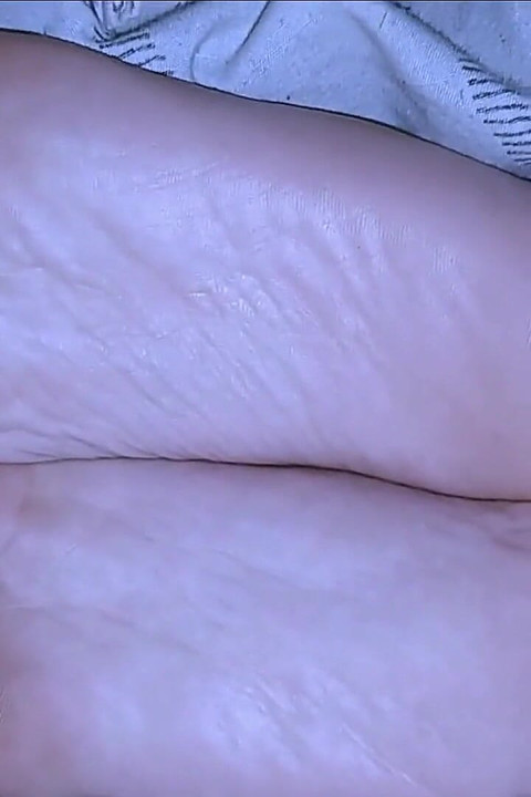 Nahrává mě, jak odpočívám nohama a zadku