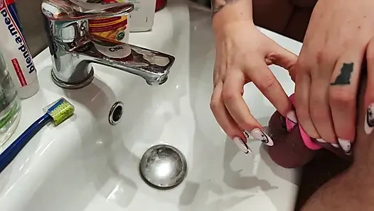 Domina. Mami Zieht Den Käfig Vom Penis Ihres Stiefsohns Aus, Lässt Ihn Pinkeln Und Wäscht Ihn Unter Der Dusche.
