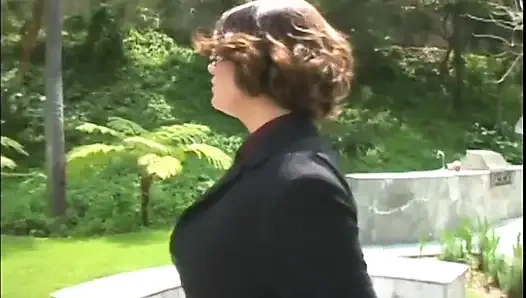 Лесбиянка шаловливая милфа возбуждается, наблюдая за миниатюрной тинкой и трахает ее как шлюшку