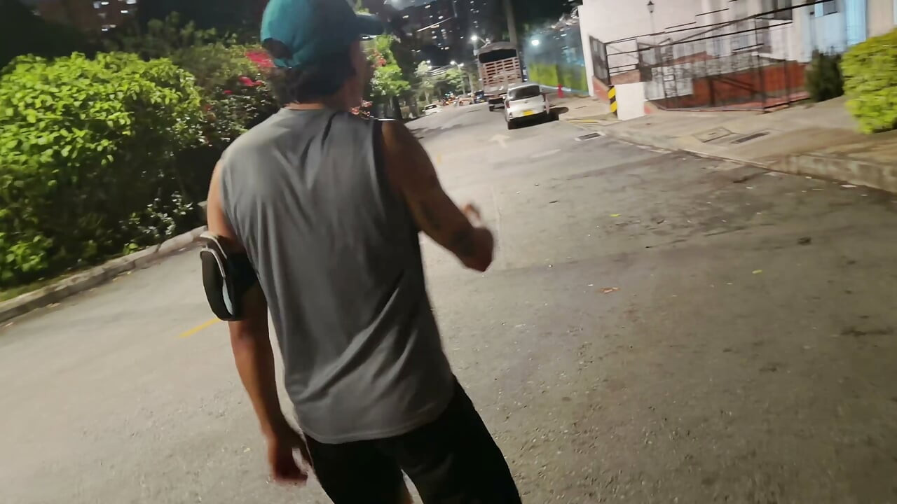 사정 후 그는 땀에 젖은 내 성기를 빨고 우유 주사를 꺼냈다