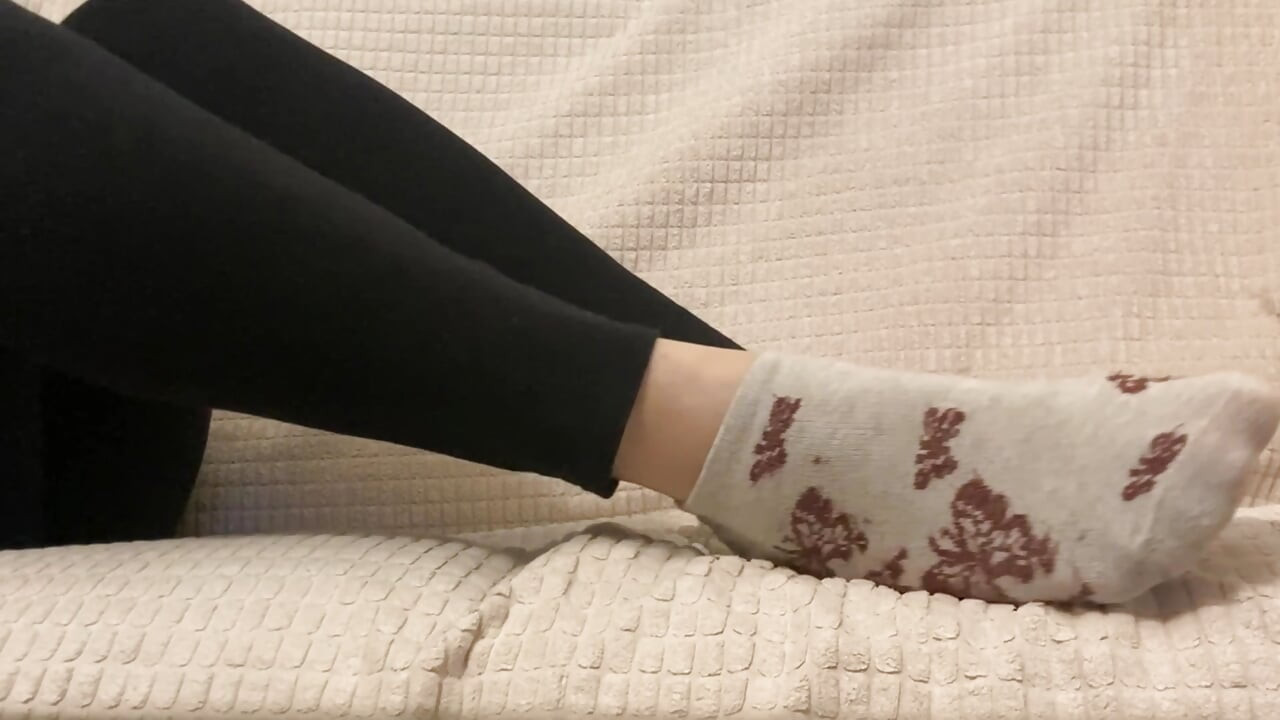 Suce-moi les chaussettes pendant que je t’ignore