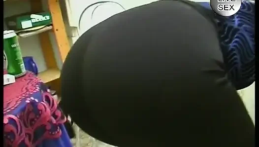 Pelacur dewasa pirang mengobel memeknya dan mengebornya dengan lilin