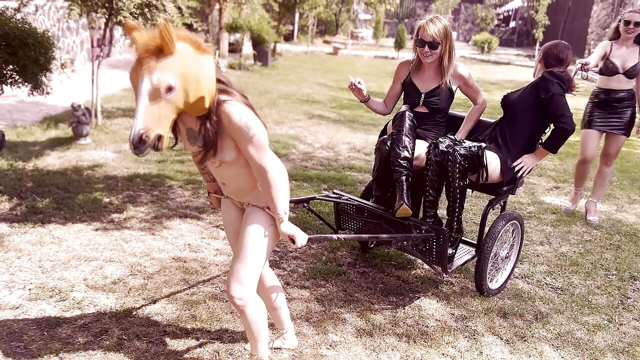Entrenamiento de pony girl - azotando duro lezdom