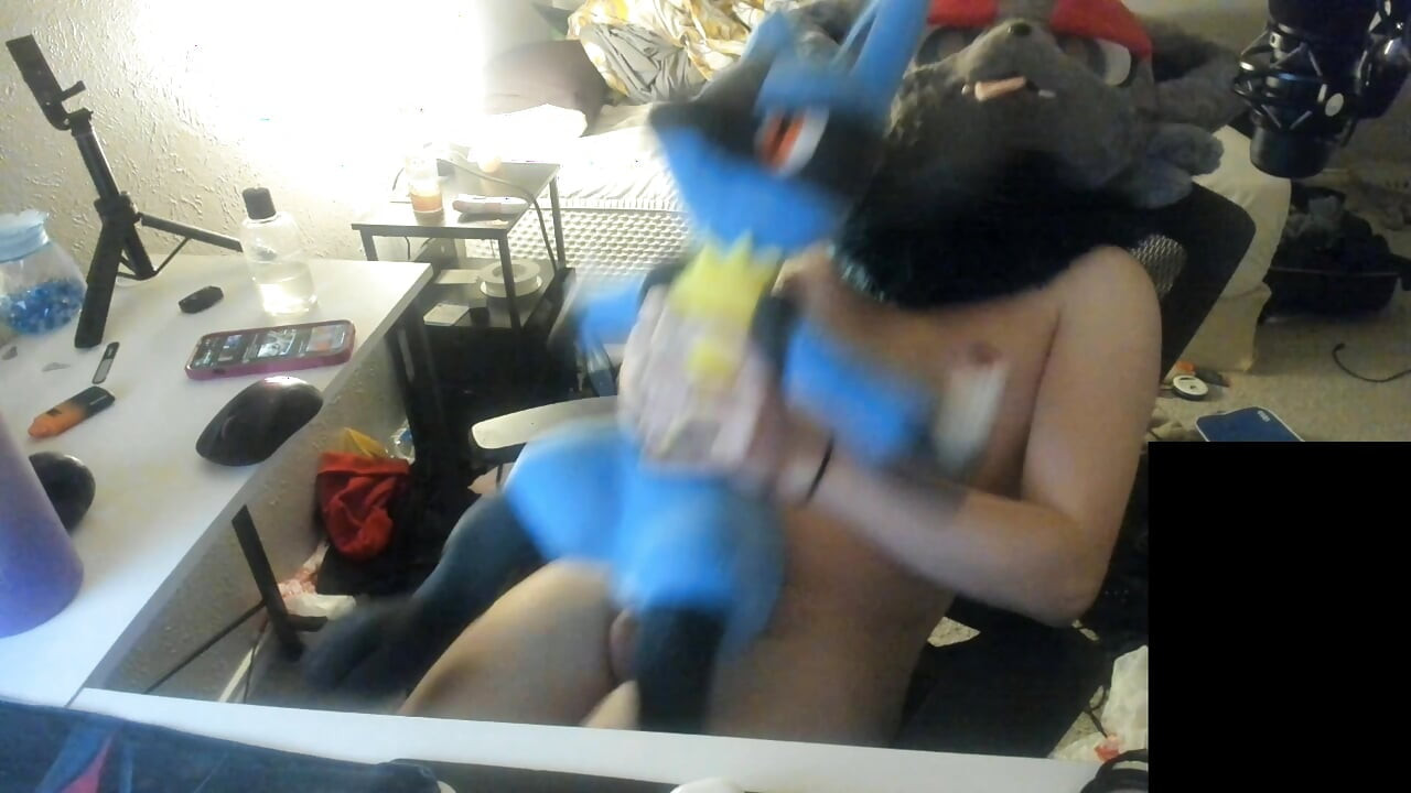 Poke Furry Fursuiter ejaculează în Plushie