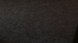 Une tapette jouit dans une casserole vêtue de vêtements de poule mouillée, chatte boi xx