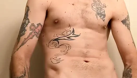 Seksi dövmeli adam aynada büyük zenci yarağını okşuyor _codi bonez