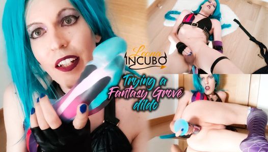 Blauhaarige femboy-cosplayerin spielt mit ihrem Fantasy Grove, großen dildo