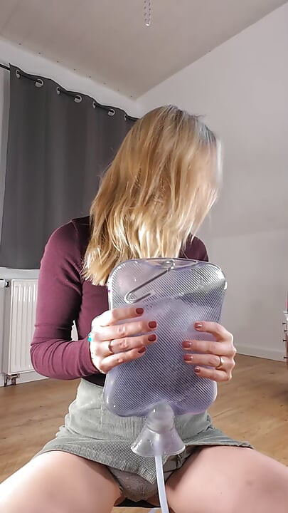 Feliz Dia dos Namorados para você. Espero que meu vídeo te traga muito amor. Fiquei surpreso com a rapidez com que a bolsa de enema estava vazia.