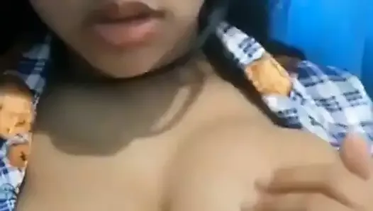 Une fille excitée presse ses propres seins