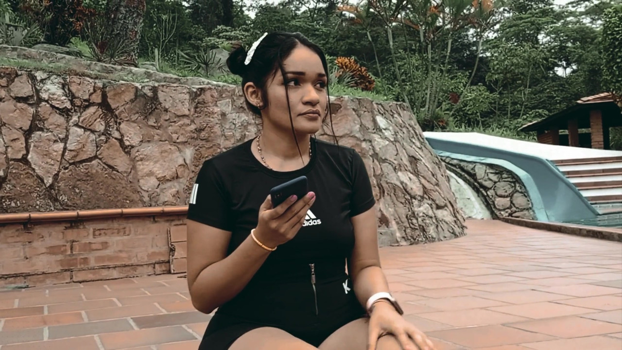 饥渴的拉丁大屁股操她的瑜伽教练 - 胖美女