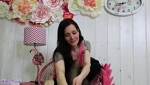 Соблазнение и болтание прозрачных каблуков - просвечивающиеся нейлон и замедленная игра ступнями