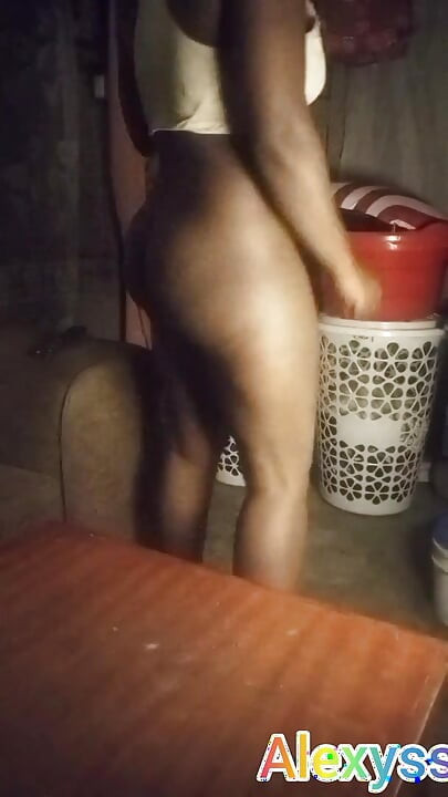 Hot babe twerking on live cam, the nude ..........