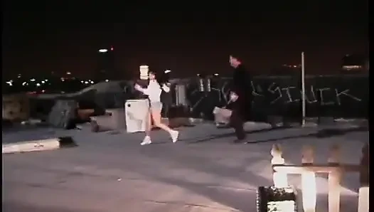 Bu edepsiz küçük fahişe efendisi tarafından sikişiyor ve emiyor