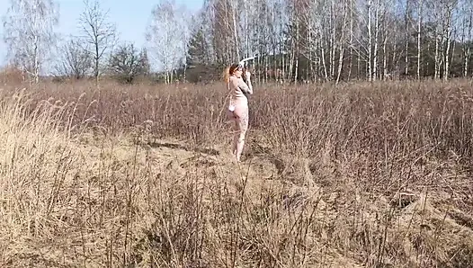 Polnischer Hase Auf Dem Feld Gefickt. Er Lutscht Schwanz, Bis Er Auf Seine Titten Kommt.