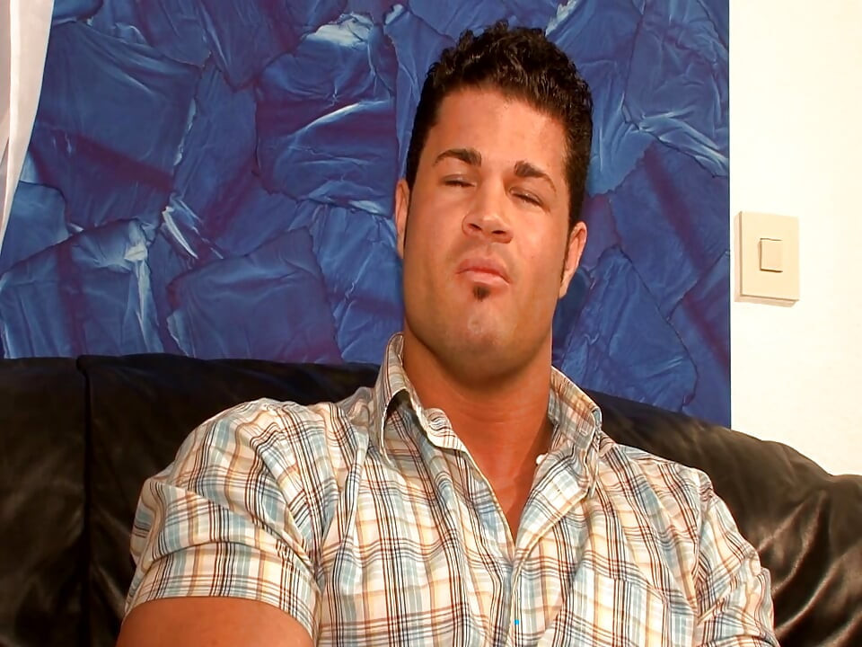 Hottie würgt an schwanz und reitet es dann bis zum mund, abspritzen