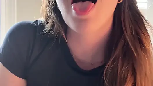 Cewek cantik berkaca mata ini ngasih tau caranya stroke yang enak!