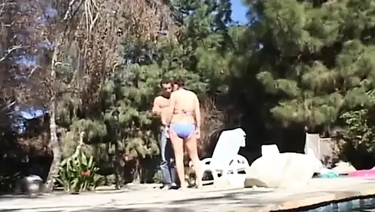 Tıknaz piliç şezlongda derinden sikiliyor