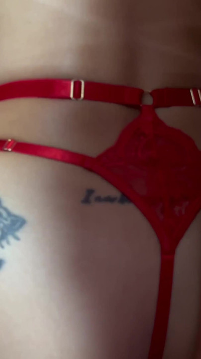 Moment envoûtant de « Une latina à gros cul branle sa jolie chatte »