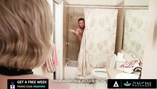 Nuru masajı - ellie nova riskli mutlu sonlu sikiş için sevgilisini oturma odası minderinde yağlıyor