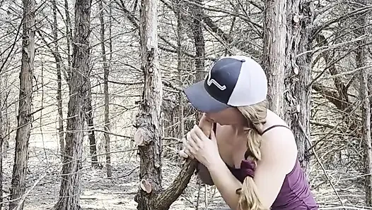 Kızıl saçlı ormanda amcığını sikiyor ve her yerine fışkırtıyor