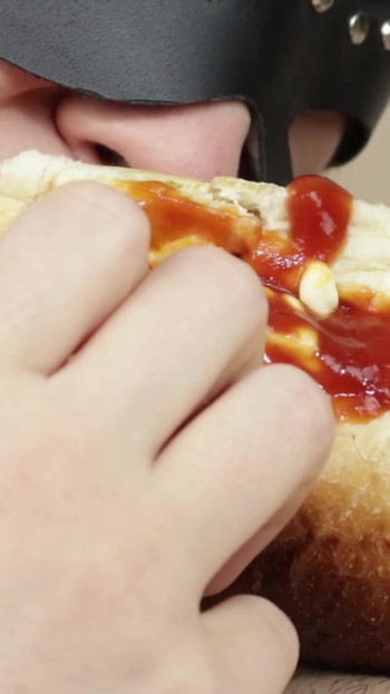 Detik emosi dari "zakar selesai dalam hotdog khas saya"
