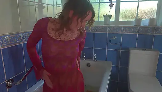 Предлагая ее в Wetlook, полностью одетая извращенная ванна пробуждение