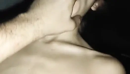 Tolles internes abspritzen an meine beste freundin und sie pisst auf meinen schwanz, bis ich komme