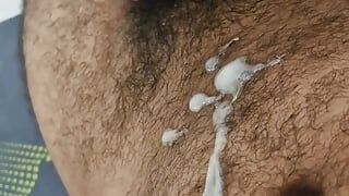 Machete masturbeert grote lading sperma
