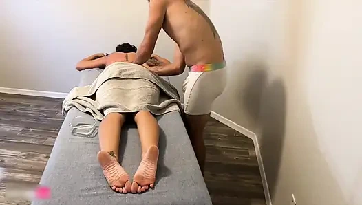 Ateşli masaj terapisti tarafından baştan çıkarılan evli kadın