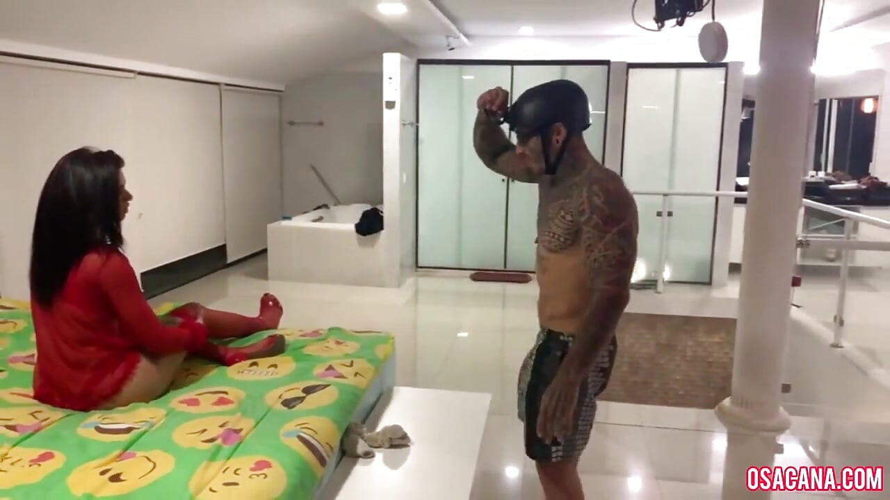 Tânără care își dă fundul în studioul de tatuaje