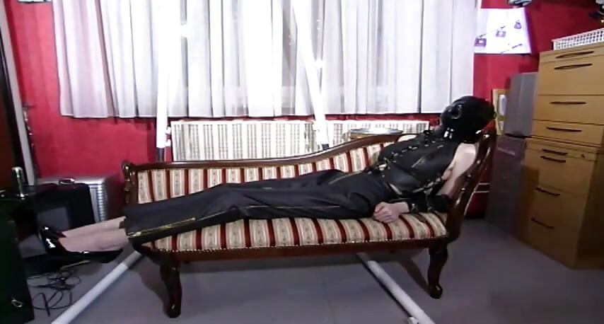 Maskierte blondine wird gefesselt