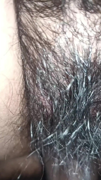 Momen menakjubkan dari "close up view on a hairy and creamy pussy"
