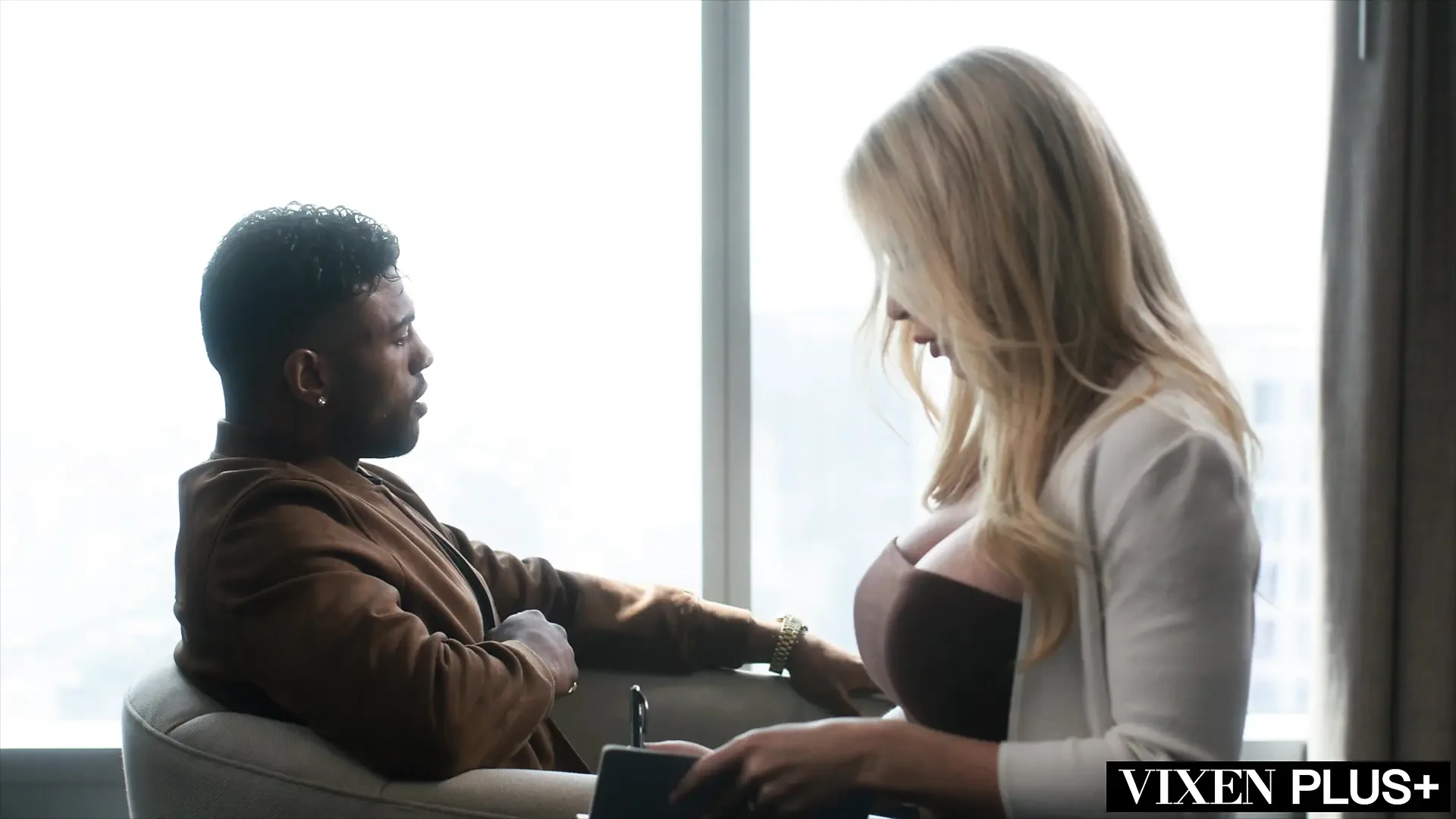 MILFY Com tesão milf Lexi fodida por garanhão