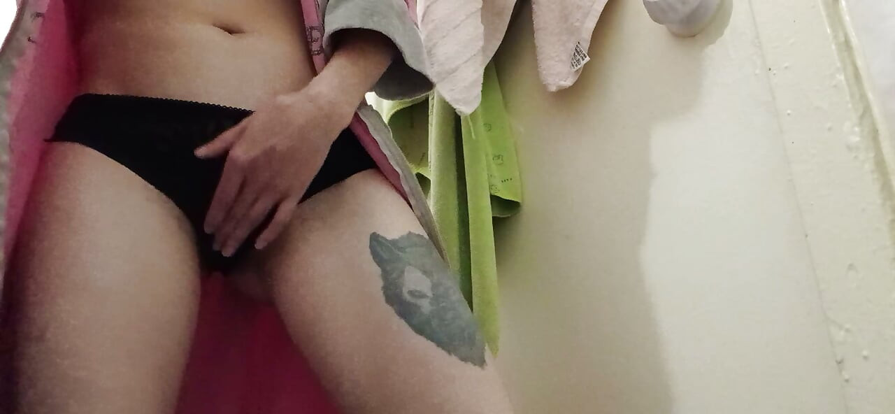 我快速打手槍，好盡快射出來，免得被爸媽抓到