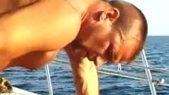 Gespierde hunks neuken op een boot