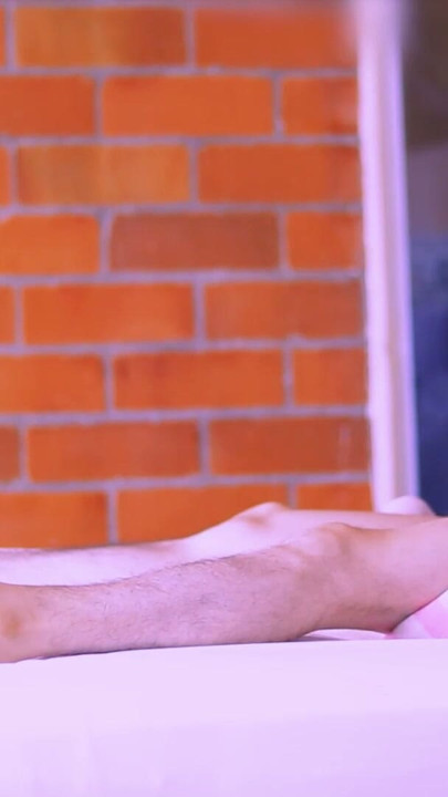 Chị kế của tôi lẻn vào phòng của tôi và nhìn thấy tôi khỏa thân | Đoạn video ngắn 1