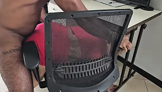 ICH WURDE UNTER DEM TISCH GEPACKT. ER HAT MICH VON HINTEN GEFICKT. ICH HABE GELESEN, ICH HABE EINEN SCHÖNEN BLOWJOB GEGEBEN.