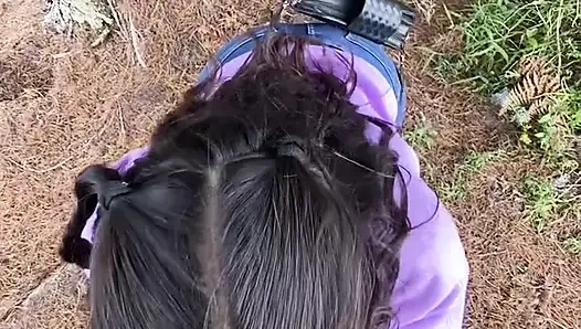 Мы ищем место в лесу и сосу его хуй