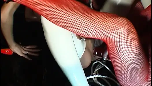 Крошка В Красных Чулках-сеточках Доминирует Над Связанным Членом В Диком Бдсм-тройничке