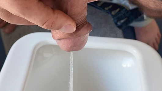 Yakın çekim büyük sünnetsiz yarakla pisua içine işiyor